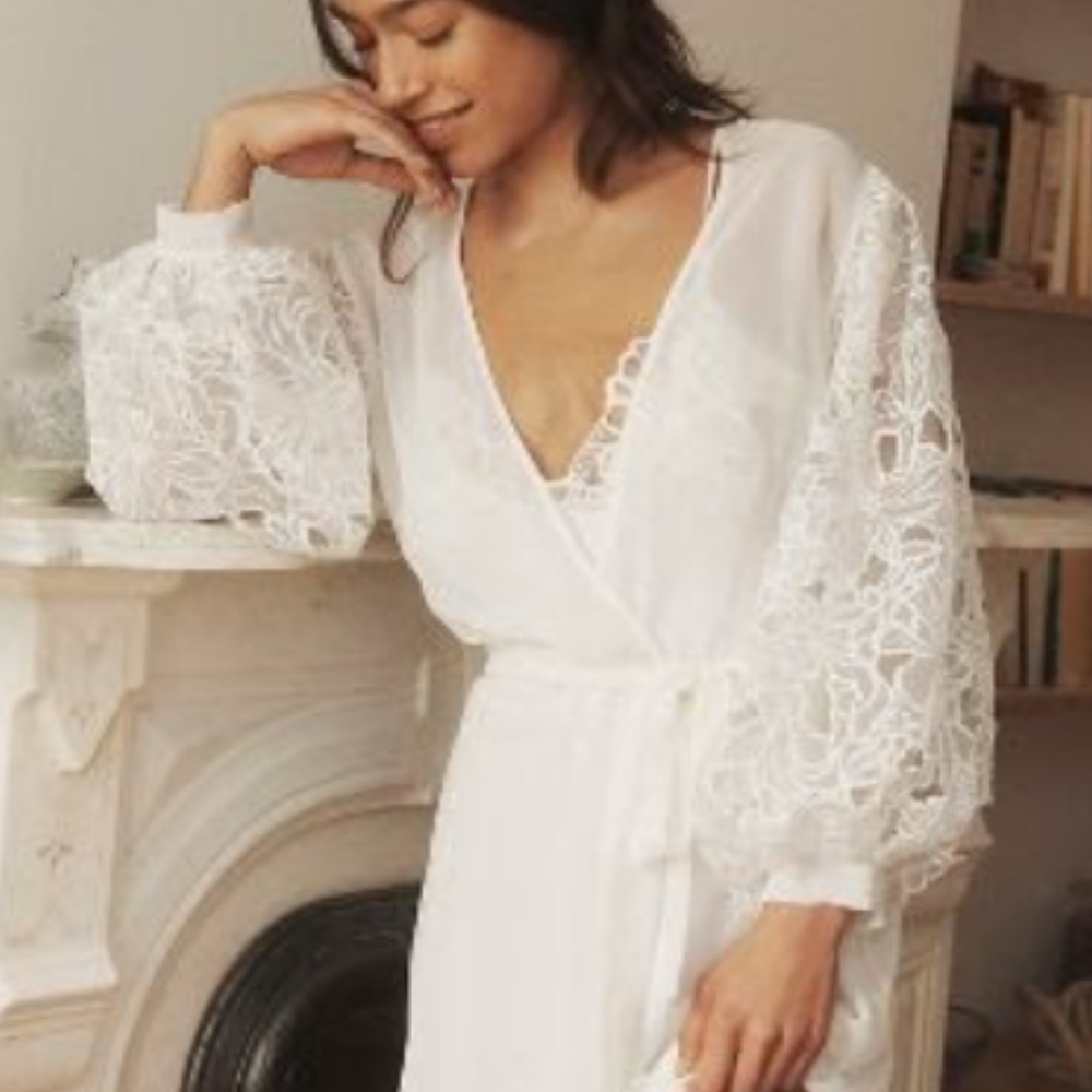 Elegant White Lace Robe